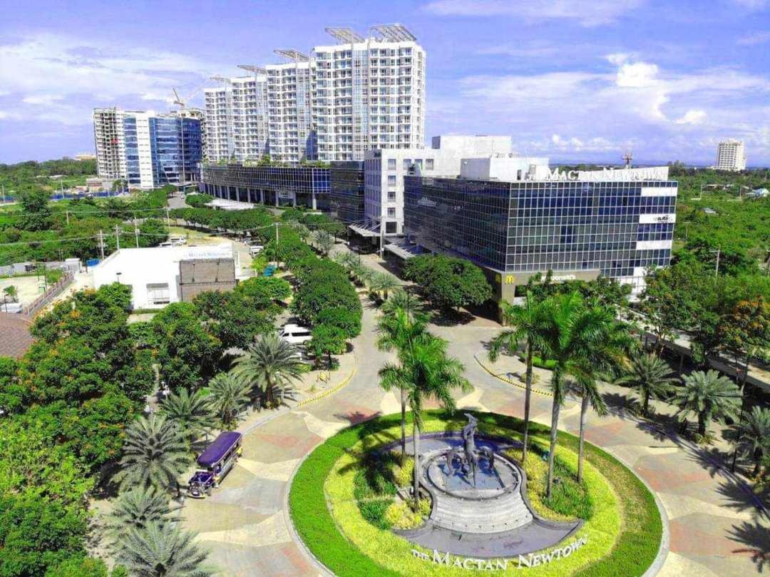Mactan Newtown Condo With Pool Access マクタン エクステリア 写真